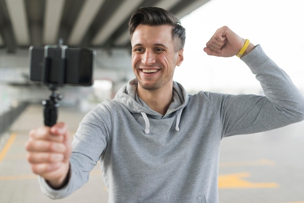 Widok z przodu dorosły człowiek biorąc selfie