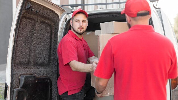 Widok Z Przodu Dostawy Człowieka Z Packagaes