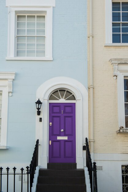 Widok z przodu drzwi wejściowych z niebieską i beżową ścianą