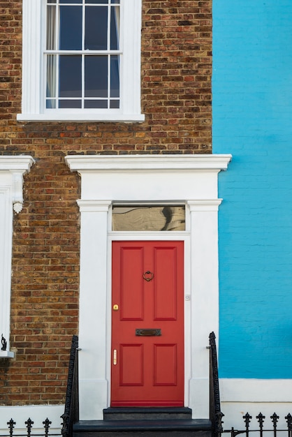 Widok z przodu drzwi wejściowych z niebieską i brązową ścianą