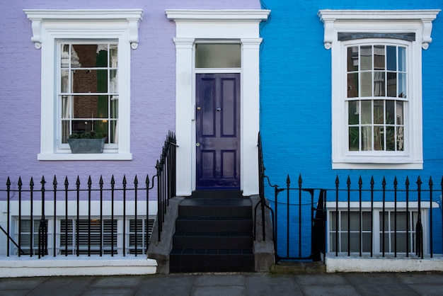 Widok z przodu drzwi wejściowych z niebieską i fioletową ścianą