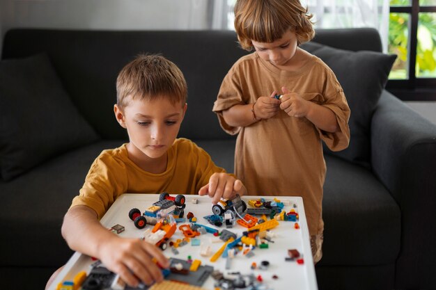 Widok z przodu dzieci bawiące się w pomieszczeniu