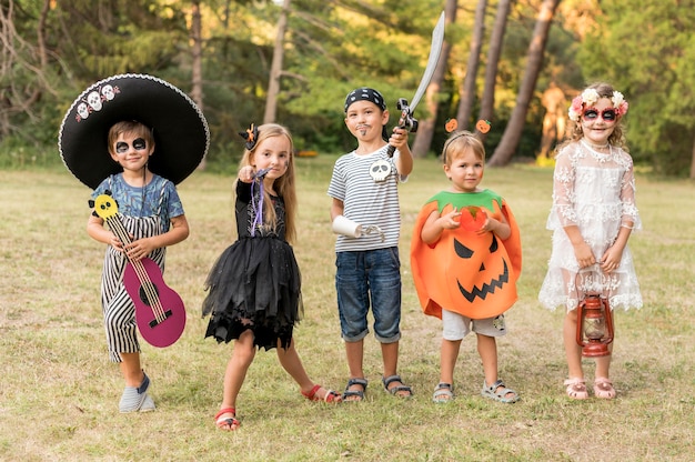 Bezpłatne zdjęcie widok z przodu dzieci przebrane na halloween