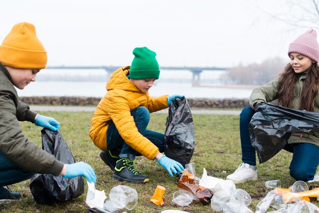 Widok z przodu dzieci recyklingu na ziemi