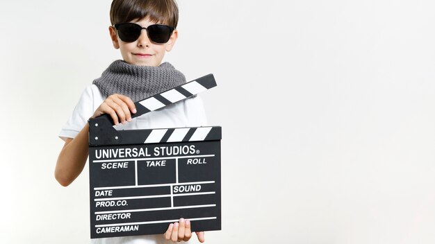 Widok z przodu dziecko gospodarstwa clapperboard