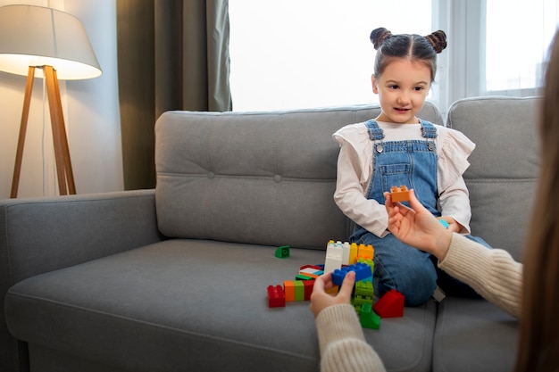 Widok z przodu dziewczyna gra w pomieszczeniu