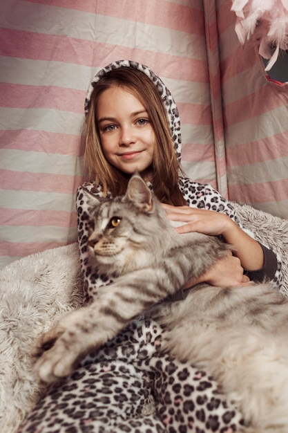 Widok z przodu dziewczyna i kot