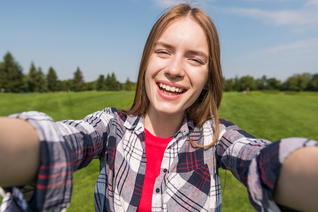 Widok z przodu dziewczyna selfie