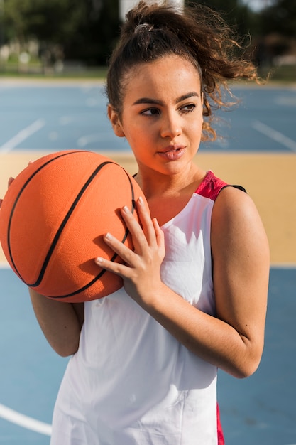Widok z przodu dziewczyna trzyma piłkę do koszykówki