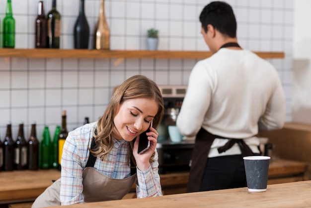 Widok z przodu dziewczyny rozmawia przez telefon