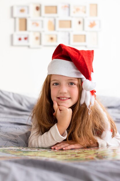 Widok z przodu dziewczyny z koncepcją kapelusz Boże Narodzenie