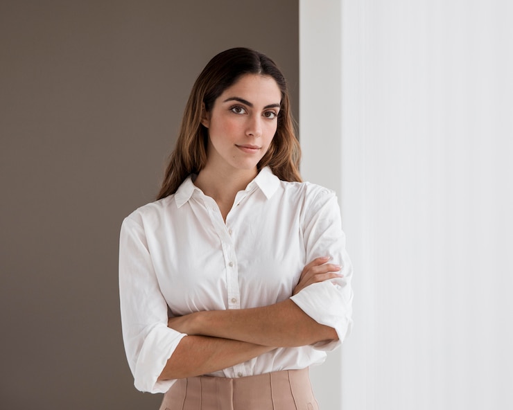 Bezpłatny plik Zdjęcie widok z przodu eleganckiej bizneswoman z miejsca na kopię
