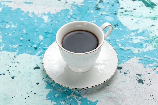 Bezpłatne zdjęcie widok z przodu filiżankę kawy gorący i mocny napój na jasnoniebieskiej powierzchni pić kawę kakao sen kolorowe zdjęcie
