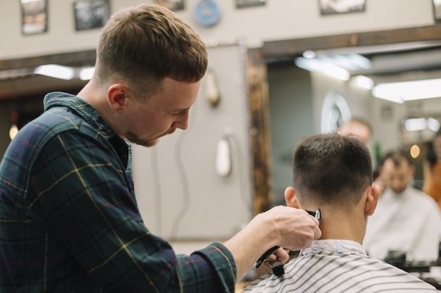 Bezpłatne zdjęcie widok z przodu hairstilyst daje fryzurę