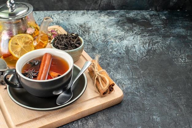 Widok z przodu herbata cytrynowa w filiżance i czajnik na szarym tle owocowa ceremonia śniadaniowa kolor poranek zdjęcie jedzenie