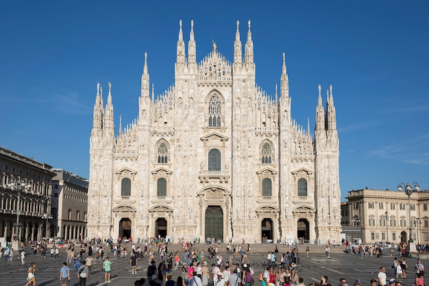 Widok z przodu katedry w Mediolanie. Mediolan to drugie pod względem liczby ludności miasto we Włoszech i stolica Lombardii.