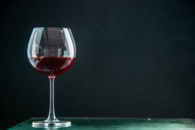 Widok z przodu kieliszek wina na ciemnym napoju zdjęcie kolor szampana Boże Narodzenie wolne miejsce na alkohol
