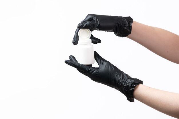 Widok z przodu kobiece dłonie w czarnych rękawiczkach, trzymając białą rurkę na białym tle