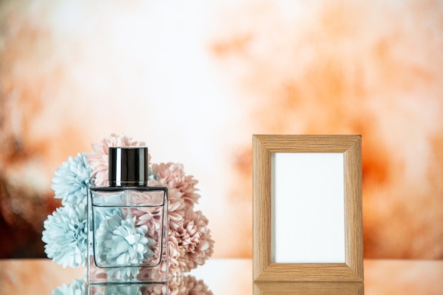 Widok Z Przodu Kobiece Perfumy Jasnobrązowe Ramki Na Zdjęcia Na Jasnobeżowym Tle