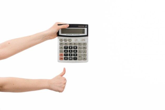 Widok z przodu kobiecej dłoni trzymającej kalkulator pokazujący jak znak na białym