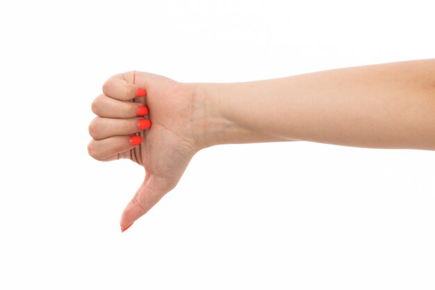 Widok z przodu kobiecej dłoni z kolorowymi paznokciami w przeciwieństwie do znaku na białym