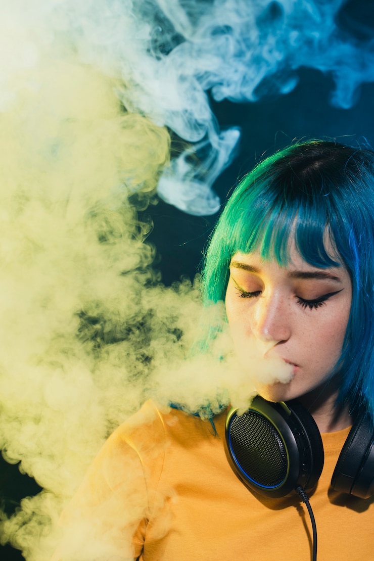 Bezpłatny plik Zdjęcie widok z przodu kobiet dj palenia w klubie