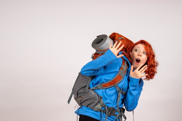 Widok z przodu kobiet turystycznych udających się na wycieczkę górską z plecakiem