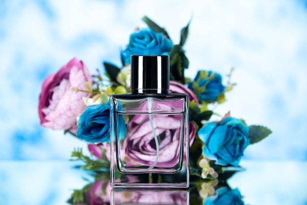 Widok z przodu kobiet w kolorze perfum w kolorze jasnoniebieskim