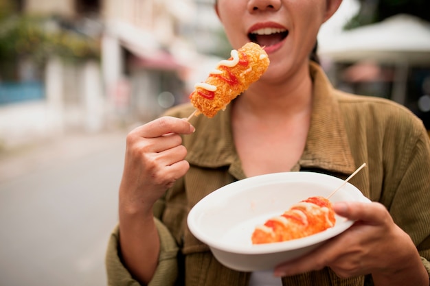 Widok Z Przodu Kobieta Jedzenie Corn Dog