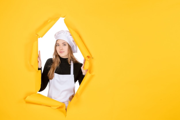 Widok z przodu kobieta kucharz na żółtym kolorze słońce zdjęcie kuchnia praca papier emocje jedzenie