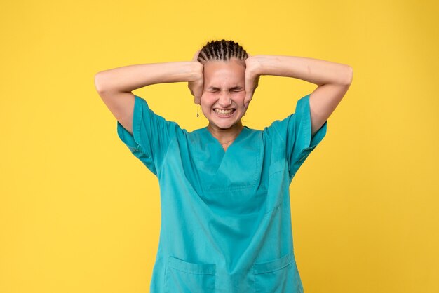 Widok z przodu kobieta lekarz w koszuli medycznej cierpiącej na ból głowy, medyk zdrowia covid pielęgniarka szpital kolor emocji
