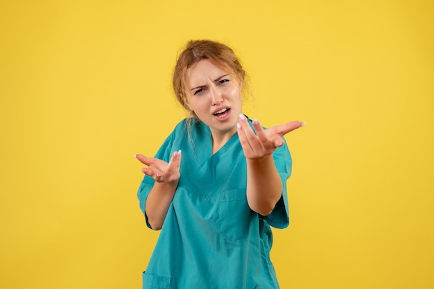 Bezpłatne zdjęcie widok z przodu kobieta lekarz w koszuli medycznej, kolor emocji zdrowia covid-19 pielęgniarka medyczna