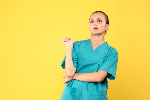 Widok z przodu kobieta lekarz w koszuli medycznej, pielęgniarka covid-19 kolor szpitala zdrowia