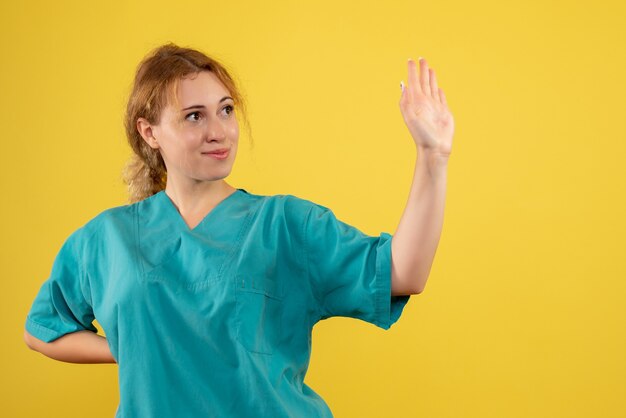 Widok z przodu kobieta lekarz w koszuli medycznej, pielęgniarka szpitalna w kolorze zdrowia