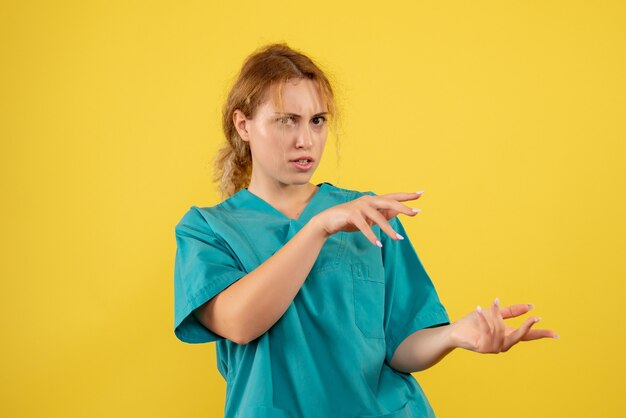 Widok z przodu kobieta lekarz w koszuli medycznej, pielęgniarka szpitalna w kolorze zdrowia