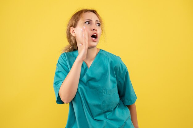 Widok z przodu kobieta lekarz w koszuli medycznej, pielęgniarka w kolorze covid-19