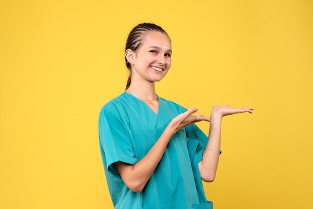 Widok z przodu kobieta lekarz w koszuli medycznej uśmiechnięty, wirusowe emocje zdrowotne covid kolor pielęgniarki szpital