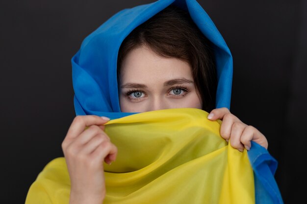 Widok z przodu kobieta nosząca ukraińską flagę
