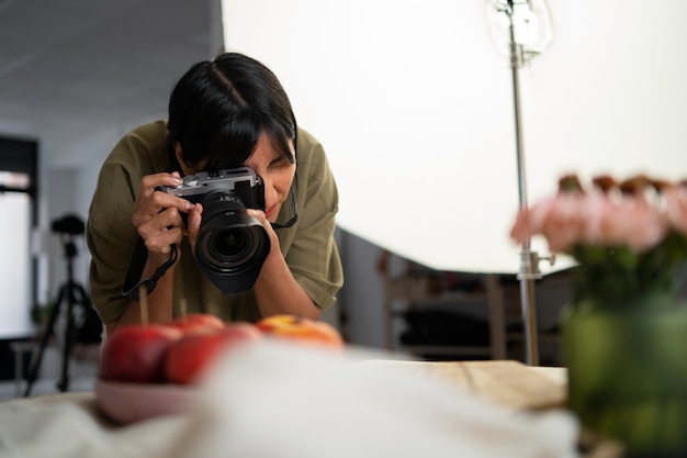 Widok z przodu kobieta pracująca jako fotograf