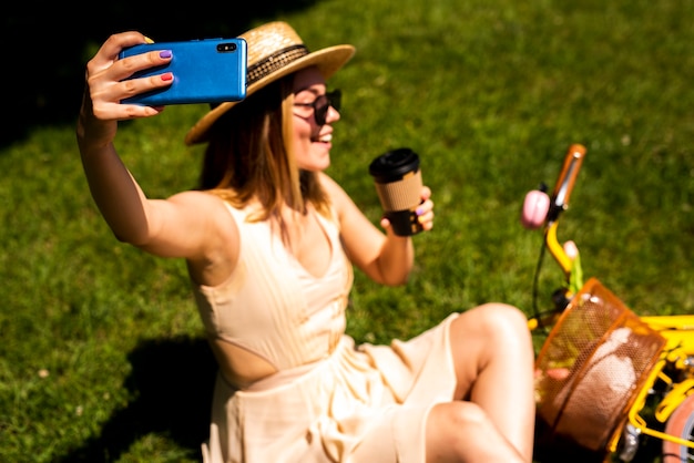 Widok z przodu kobieta przy selfie