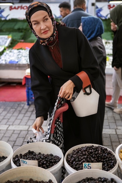 Widok z przodu kobieta robi zakupy na ramadan