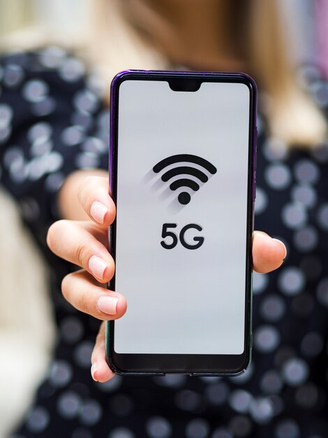Widok z przodu kobieta trzymając telefon