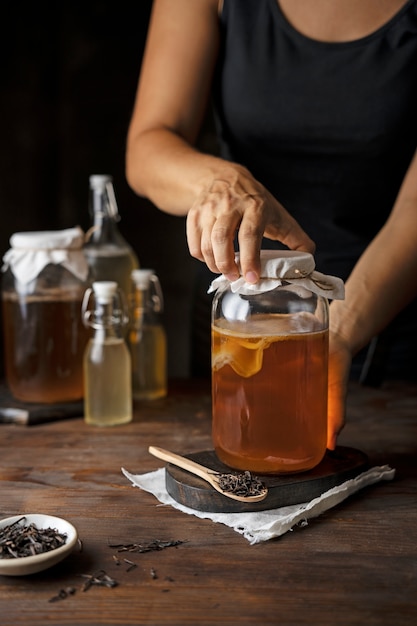 Widok Z Przodu Kobieta Trzymająca Słoik Kombucha