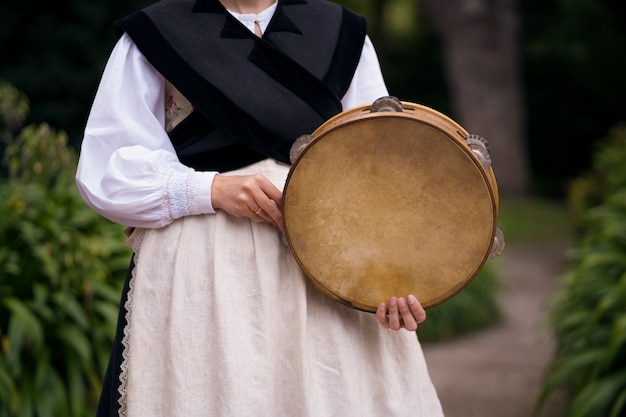 Bezpłatne zdjęcie widok z przodu kobieta trzymająca tamburyn