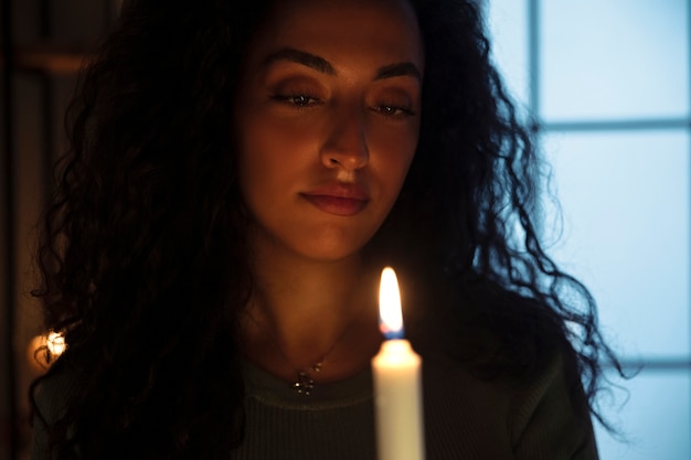 Widok z przodu kobieta trzymająca zapaloną świecę