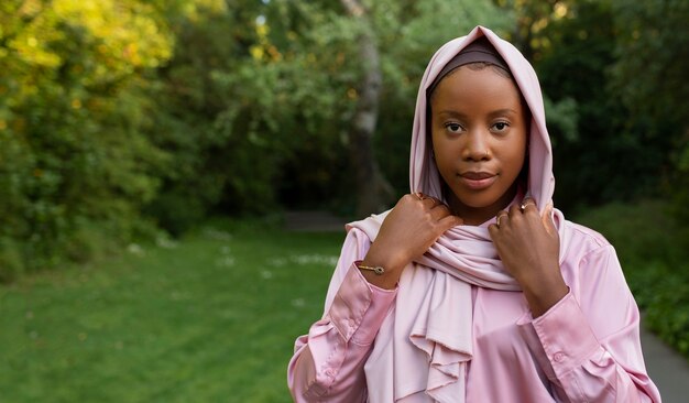 Widok z przodu kobieta ubrana w halal na zewnątrz