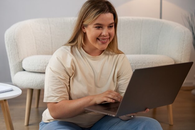 Widok z przodu kobieta wykonująca rozmowy wideo z laptopem