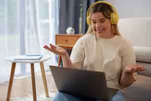 Bezpłatne zdjęcie widok z przodu kobieta wykonująca rozmowy wideo z laptopem