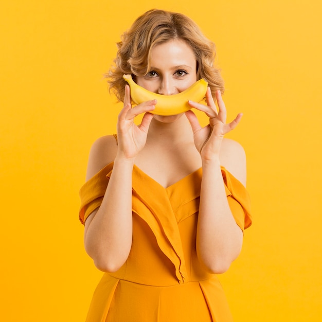 Bezpłatne zdjęcie widok z przodu kobieta z bananem