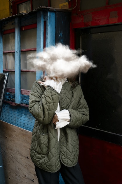 Bezpłatne zdjęcie widok z przodu kobieta z głową w kształcie chmury